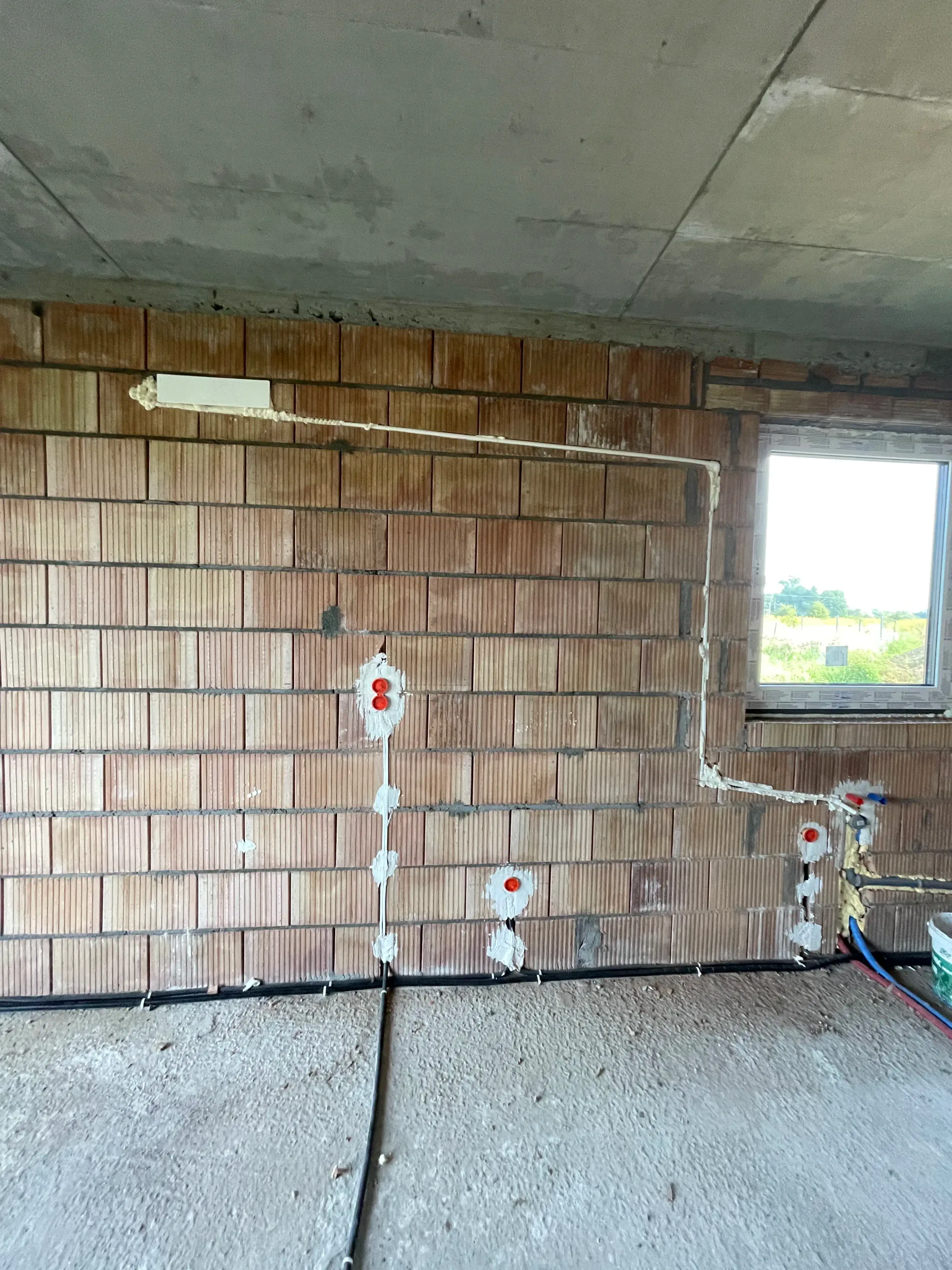 Maskowanie kanałów instalacji klimatyzacji w domu
